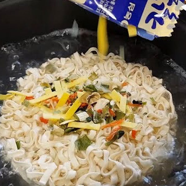 【農心】ミョルチ(にぼし)カルクッスラーメン 98g